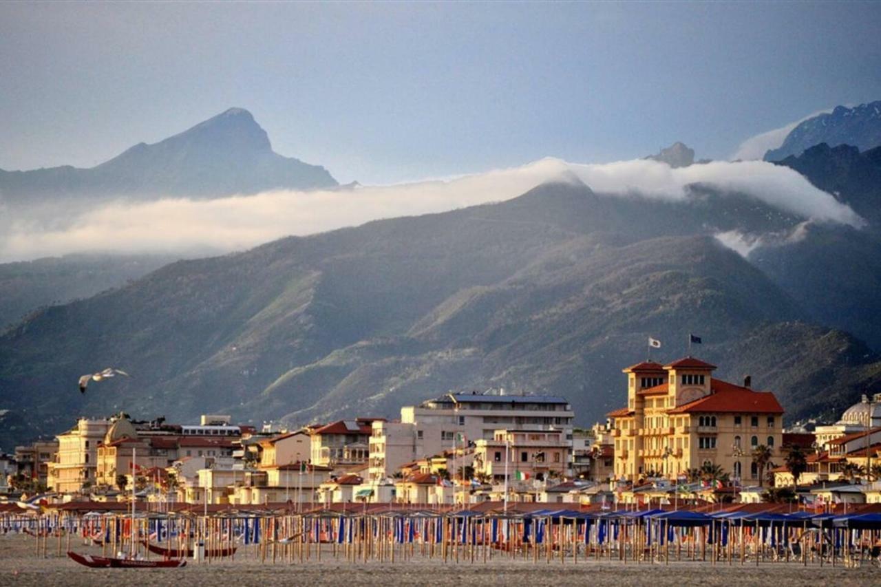 Altido Apt For 8 With Huge Terrace In Old Town Of Viareggio Zewnętrze zdjęcie