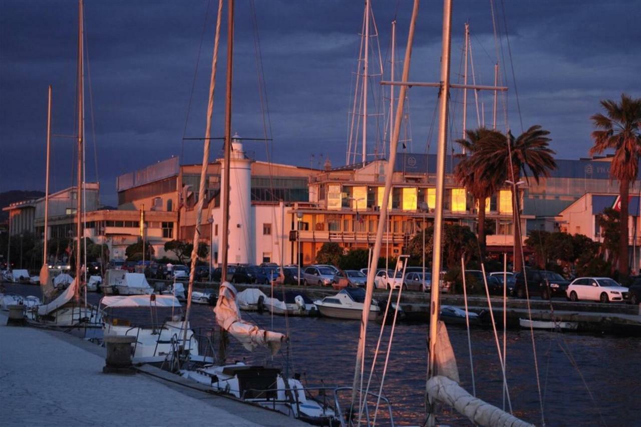 Altido Apt For 8 With Huge Terrace In Old Town Of Viareggio Zewnętrze zdjęcie
